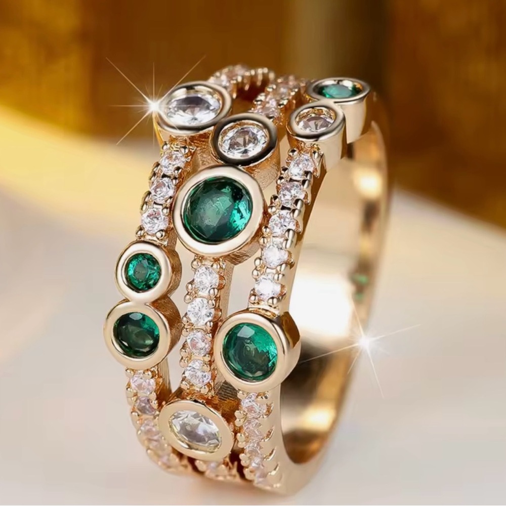 NEW Elegant Gold and Green Gemstone Ring